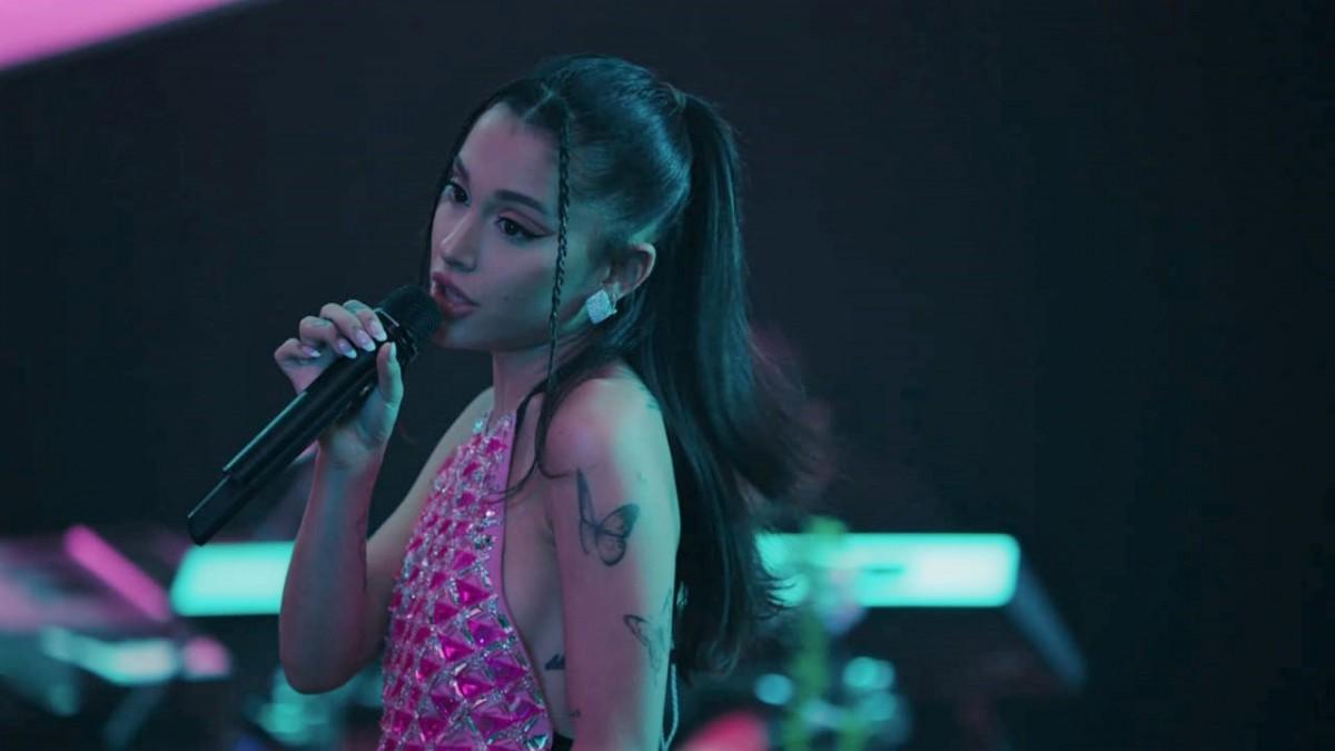 Ariana Grande mặc chiếc váy y hệt làn đi chợ made in Vietnam
