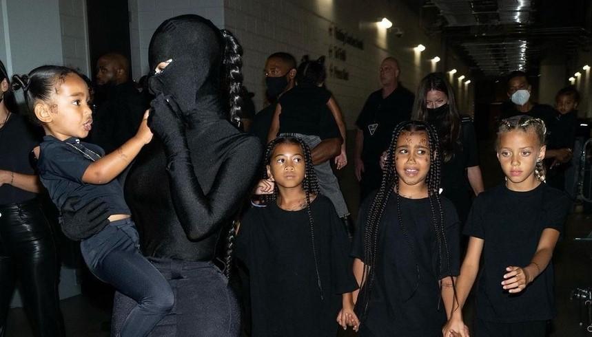 Kim Kardashian mặc đồ trùm kín đầu gần giống chồng cũ Kanye West