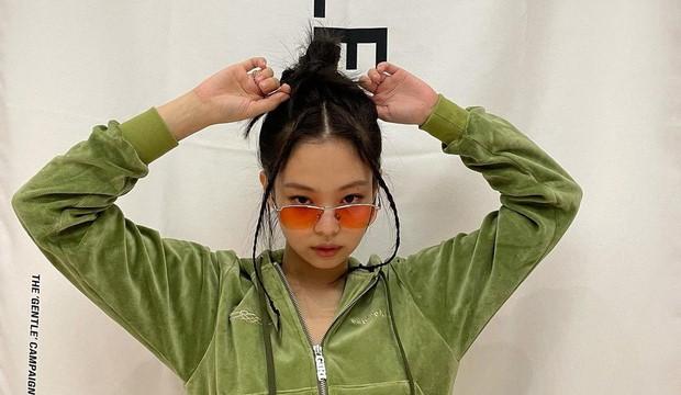 Đẳng cấp như Jennie BLACKPINK: Mặc đồ ngủ chụp ảnh quảng cáo mà vẫn xinh