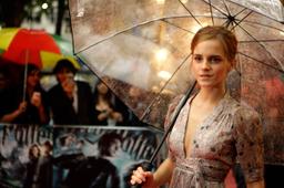 Cả 2 lần mặt đồ cắt xẻ, Emma Watson đều dính vào sự cố trang phục