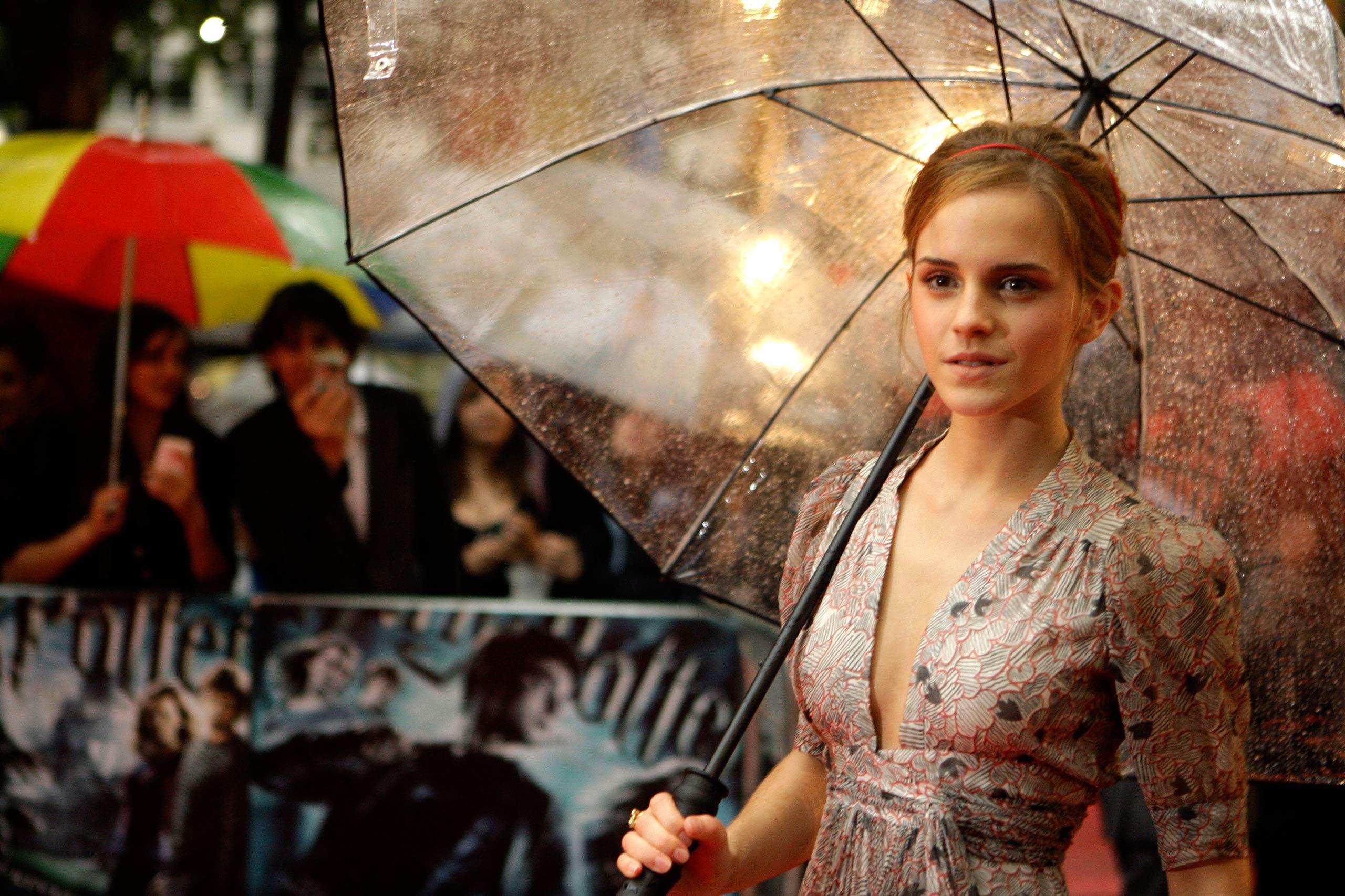 Cả 2 lần mặt đồ cắt xẻ, Emma Watson đều dính vào sự cố trang phục