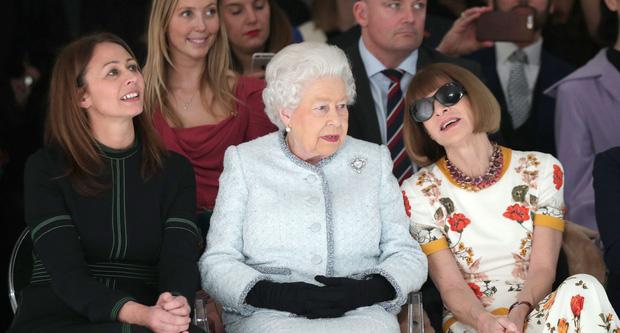 Tại sao kể cả khi gặp Nữ hoàng Anh, Anna Wintour vẫn đeo kính râm?