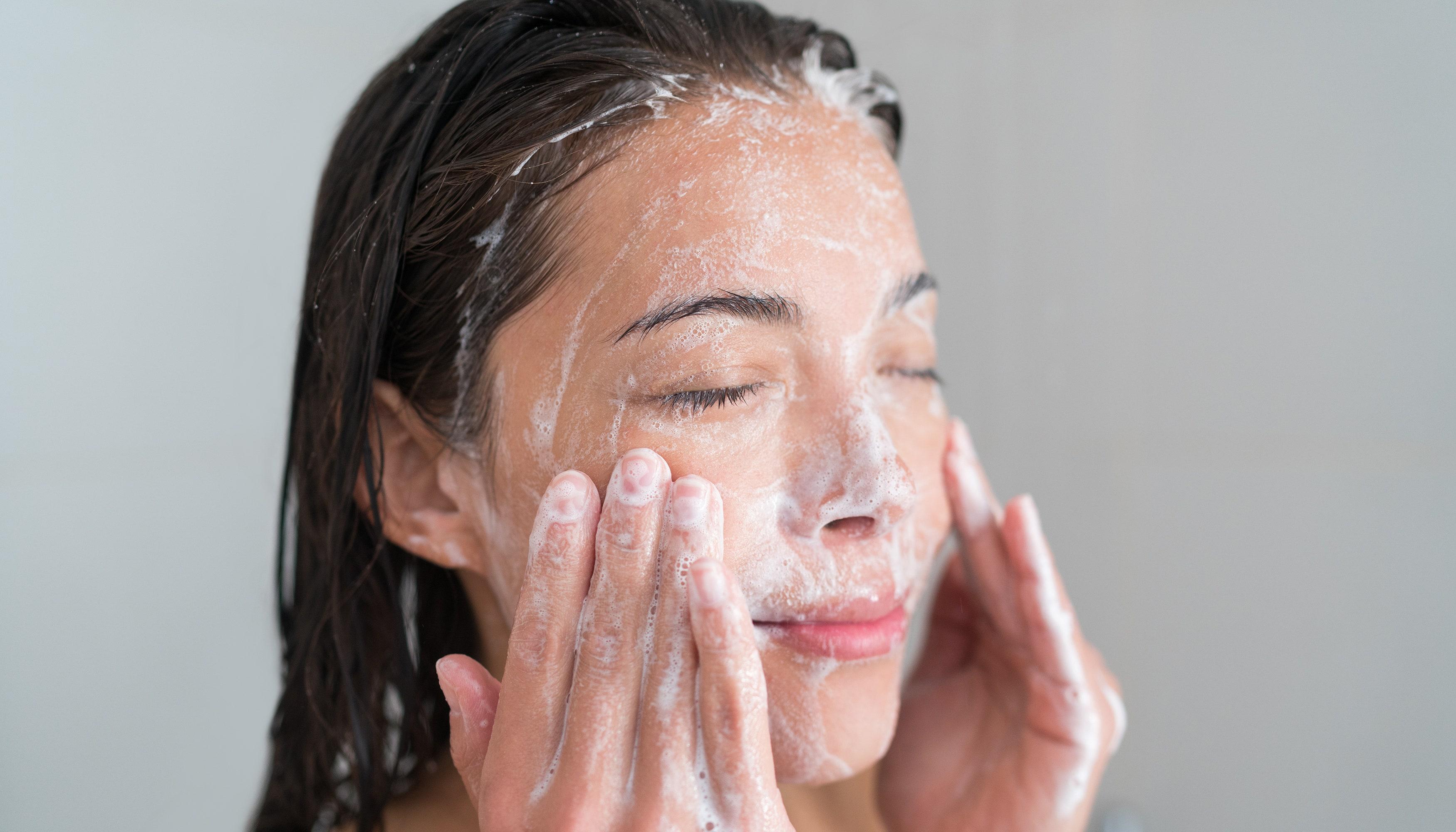 3 chai sữa rửa mặt cho da dầu làm sạch mà không bị khô da