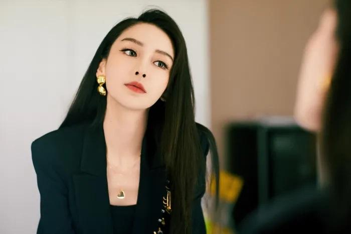 Angelababy mặc suit, hóa nữ tổng tài trên show truyền hình