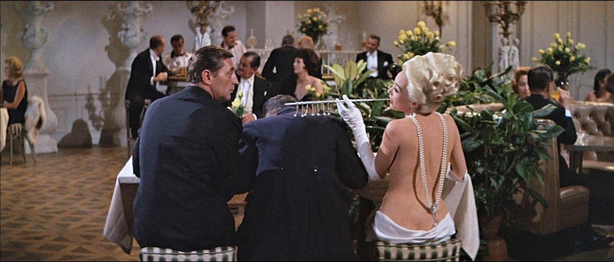 Chiếc váy bí ẩn nhất lịch sử điện ảnh thế giới