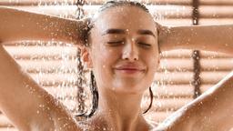 Da sẽ ngày càng xấu nếu bạn tiếp tục rửa mặt nước nóng dưới vòi hoa sen