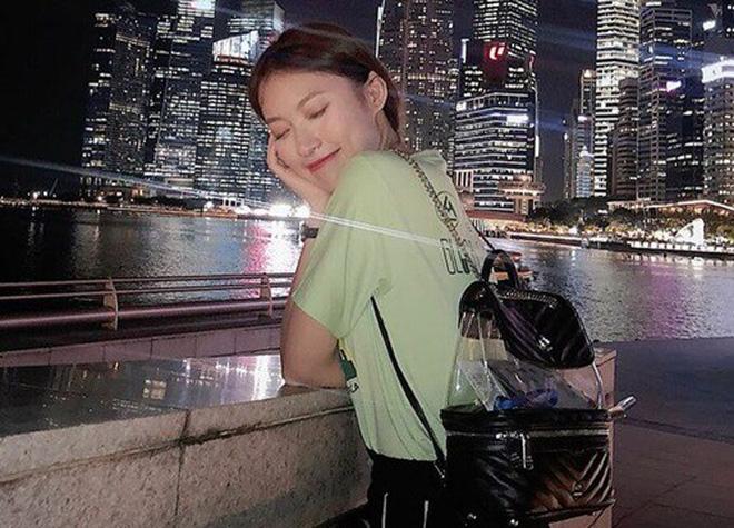 Bóc giá túi hàng hiệu cả tỷ đồng của MC nói tiếng Anh "như gió" Khánh Vy