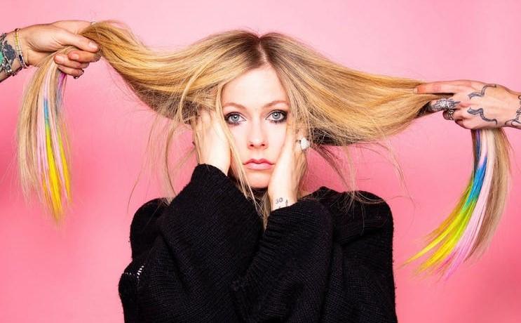 7 bộ đồ biểu tượng của nữ ca sĩ Avril Lavigne
