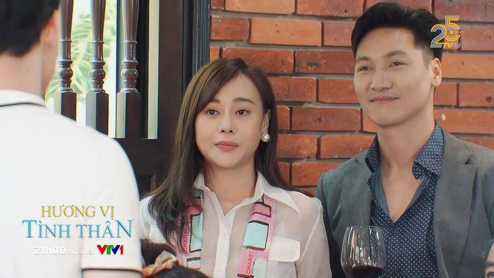 Mặc lại kiểu áo giả khăn nhưng Phương Nam đã có bước tiến lớn về phong cách