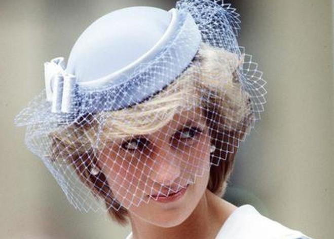 Thiếu món phụ kiện này, Nữ hoàng cũng không được tham gia sự kiện Hoàng gia