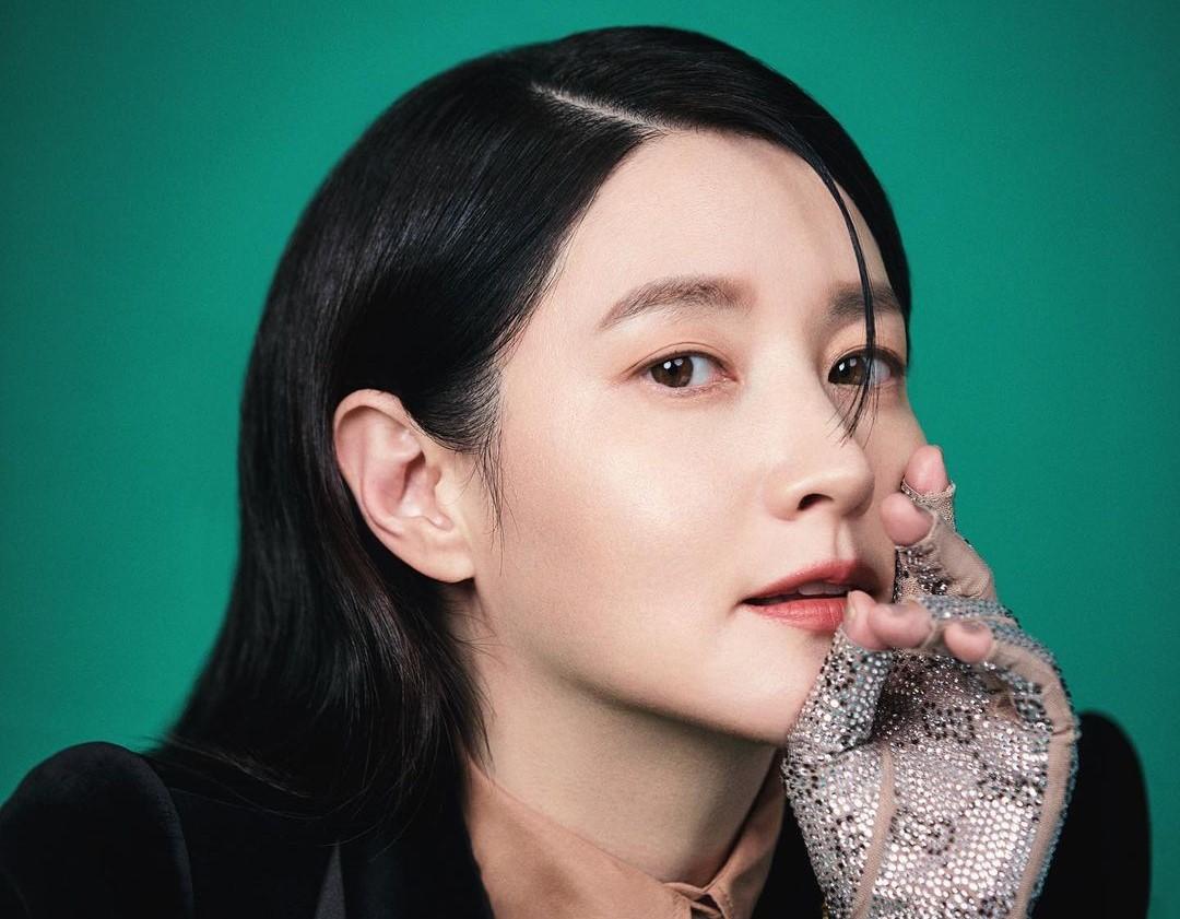 Lee Young Ae khoe nhan sắc "bị thời gian bỏ quên" trên tạp chí Dazed Hàn Quốc