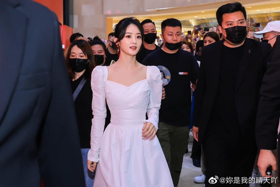 Vòng eo 52 cm của Triệu Lệ Dĩnh có khiến nữ diễn viên mặc đồ đẹp hơn?