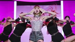 Lisa bị thương do đeo vòng tay trong MV mới