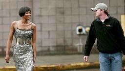 Cựu siêu mẫu thế giới Naomi Campbell từng biến bãi rác thành sàn catwalk