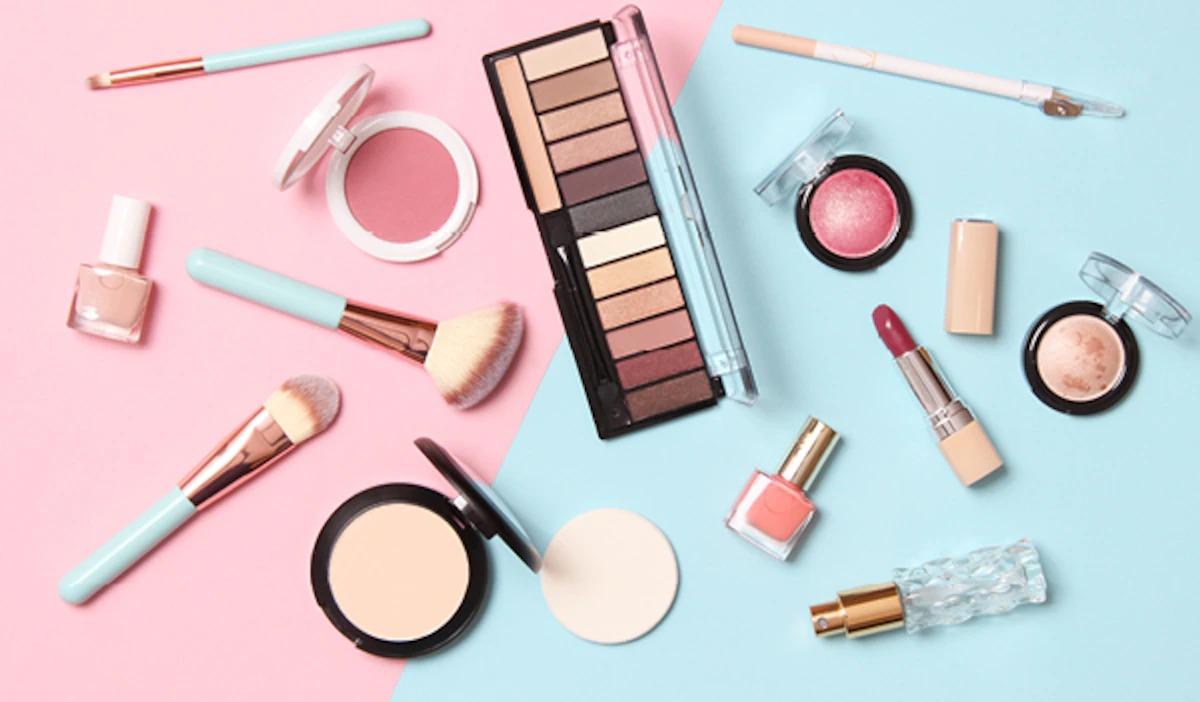 Cách dọn dẹp bàn trang điểm cho cô nàng mê makeup, thích mua sắm