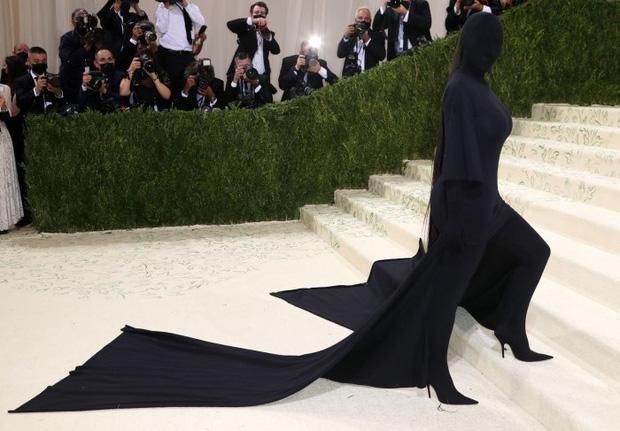 Met Gala 2021 chuyện chưa kể: Đuôi tóc của Kim Kardashian có giá 230 triệu đồng