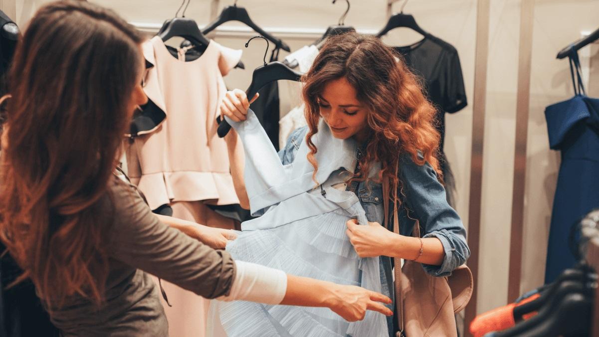 Tại sao thử quần áo ở tiệm luôn đẹp hơn lúc mang về mặc lại ở nhà?