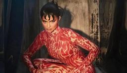 Đón Halloween sớm với cùng Kylie Jenner với bộ cánh đỏ rực như thịt sống