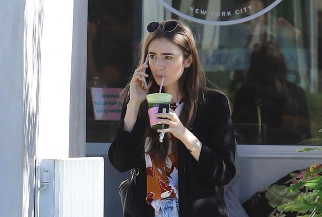 Nàng 30 tuổi học ngay Lily Collins cách lên đồ như gái đôi mươi