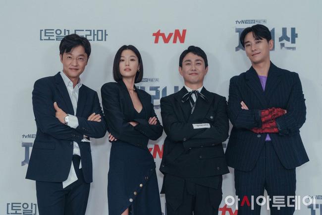 Jeon Ji Hyun tái xuất sau khi có màn xuống tóc đáng quên