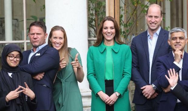 Công nương Kate Middleton có một chiếc áo khoác mặc tới 7 năm