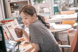 Đây là 4 bí kíp đơn giản giúp Kim Go Eun có làn da căng bóng dù đã 30 tuổi