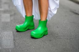 Những đôi ủng đi mưa bằng nhựa được các fashionista lăng xê mùa thu 2021