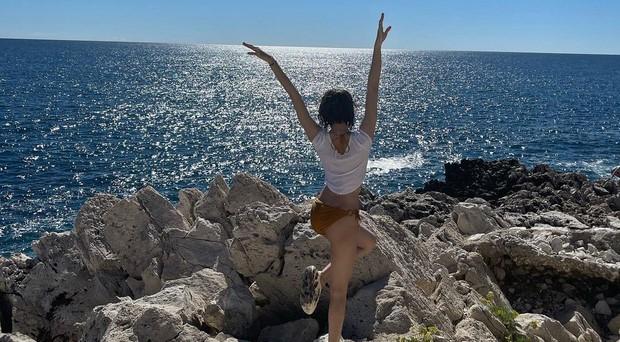 Lisa "xả ảnh" xinh lung linh tại châu Âu nhưng netizen lại thấy xót xa