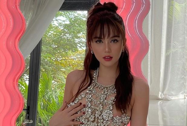 Gương 200 triệu cũng không chiếm sóng bằng miếng dán ngực của Ngọc Trinh