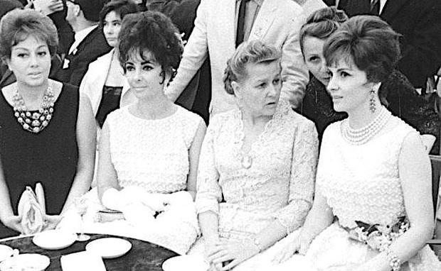 Bí ẩn câu chuyện diện váy Dior độc nhất vô nhị, nữ minh tinh sững sờ khi gặp thiết kế giống 95%