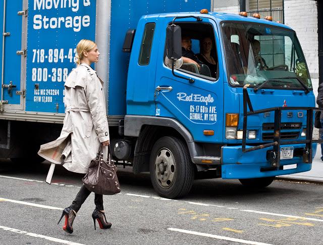 Nàng nấm lùn thuộc nằm lòng 4 bí quyết này để không bao giờ bị nuốt dáng khi mặc áo khoác dáng dài