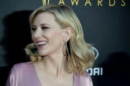 Cate Blanchett bao trọn chuyến xe buýt chỉ vì không muốn mặc váy nhăn