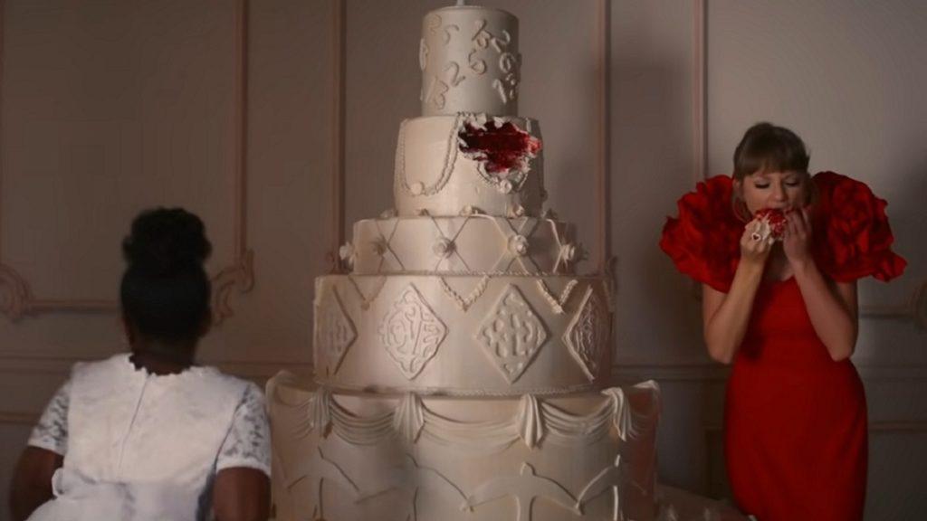 1200 giờ được bỏ ra để hoàn thành chiếc váy cưới cho Taylor Swift