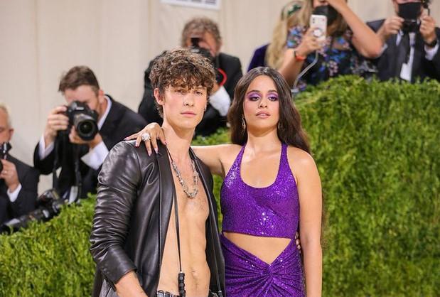 Cách nhanh nhất dẫn đến chia tay của sao Hollywood: Nắm tay nhau thật chặt trên thảm đỏ MET Gala