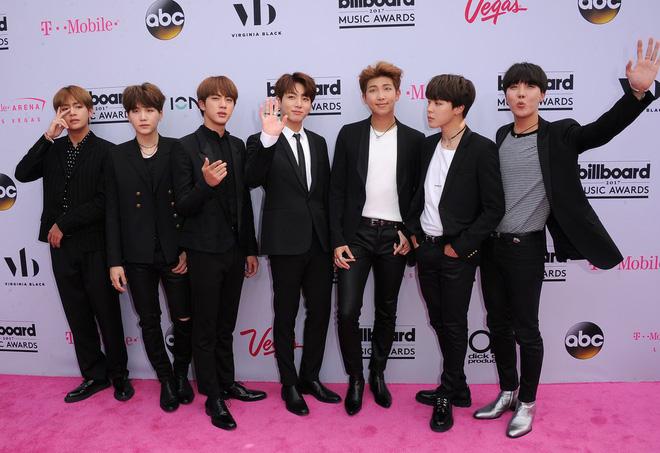 BTS lên bìa số khai niên của Vogue Hongkong