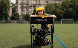 Thời trang Emily in Paris mùa 2: Rực rỡ sắc màu như mùa xuân Paris