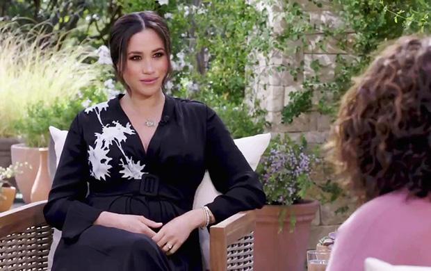Clip chế Meghan Markle mặc váy... phân chim nổi rần rần trên MXH