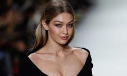 Gigi Hadid xứng danh là chị đại làng mốt khi nhường cơ hội lên ảnh bìa cho mẫu trẻ