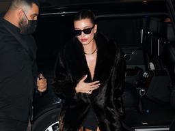 Đi muộn tuần lễ thời trang nhưng Hailey Bieber vẫn chiếm trọn sự chú ý