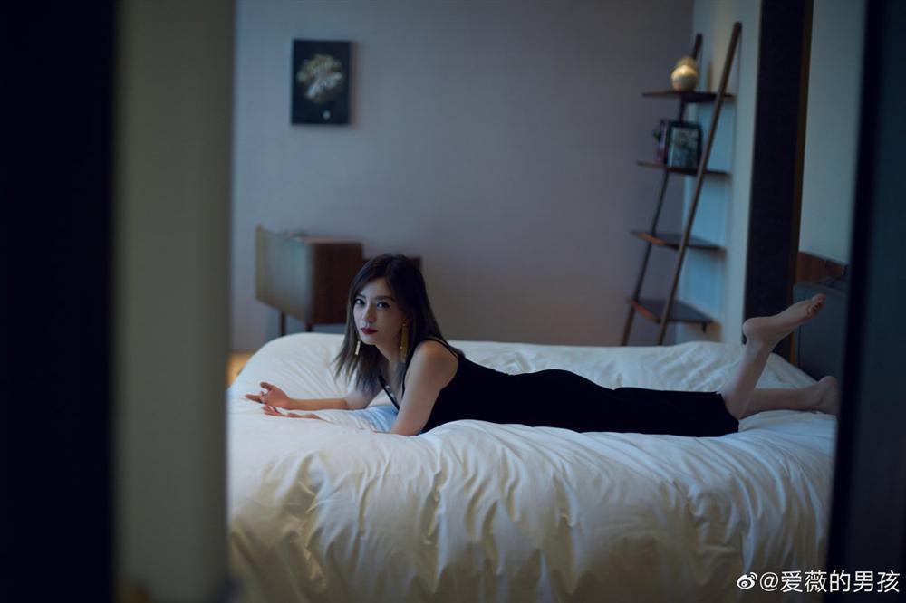 Bất chấp ồn ào cặp trai trẻ, Triệu Vy tung loạt hình giường chiếu nóng bỏng