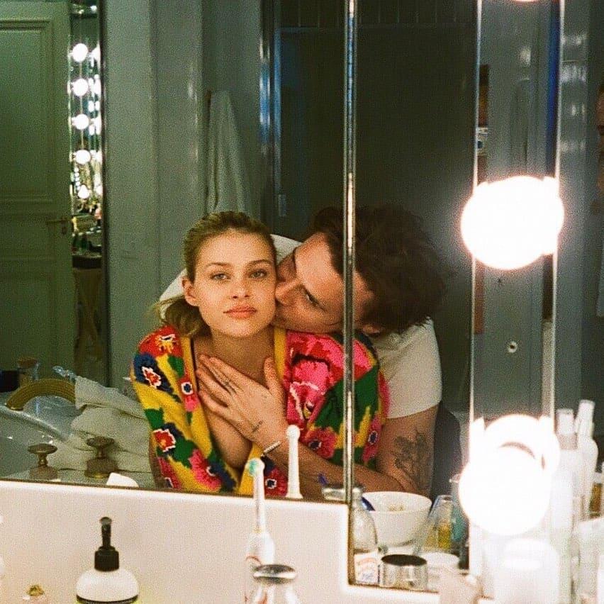 Brooklyn Beckham hôn vợ sắp cưới qua khẩu trang giữa tin đồn mang thai