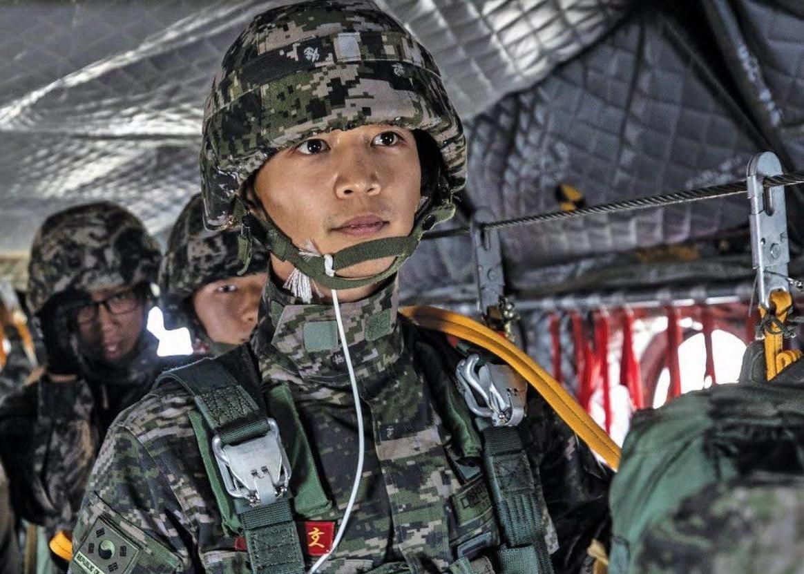 Min Ho SHINee từ bỏ kì nghỉ cuối cùng để ở lại quân ngũ