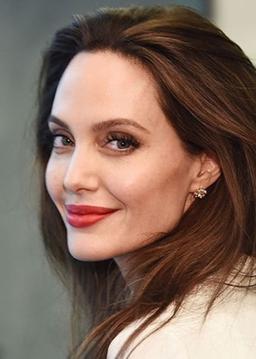 Đang căng thẳng tranh con với Brad Pitt, Angelina Jolie lại gặp rắc rối