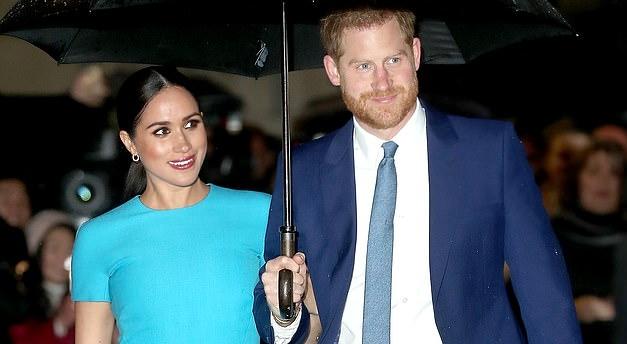 Vợ chồng Harry - Meghan phá truyền thống hoàng gia khi theo đuổi chính trị