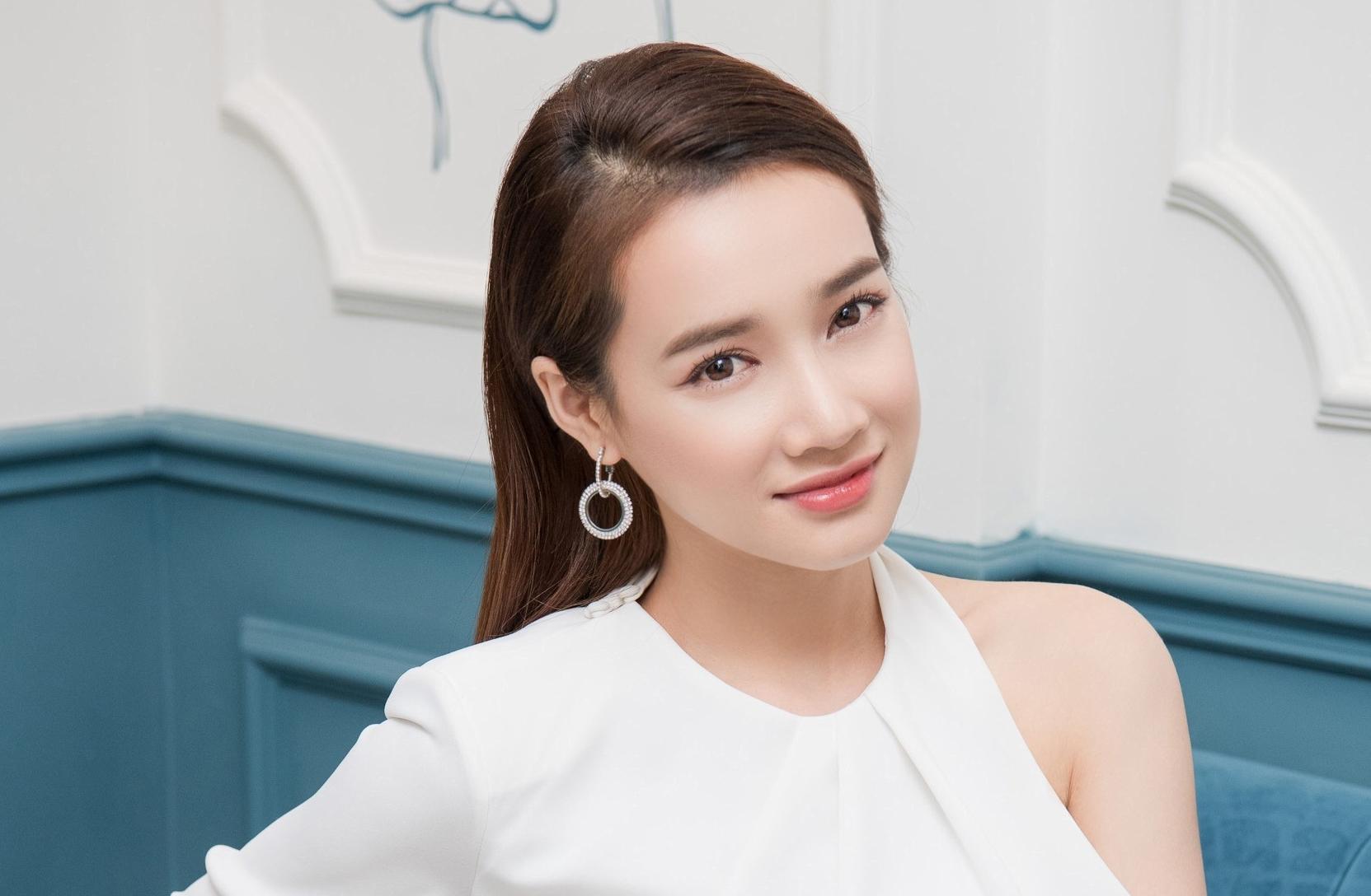 Khoe khéo vòng eo con kiến siêu thực nhưng Nhã Phương lại bị chê tơi bời