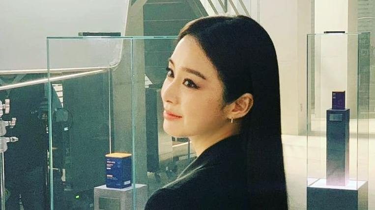 Kim Tae Hee khoe nhan sắc trẻ trung ở tuổi 41 trong loạt ảnh mới