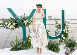 Midu diện đầm trắng trên du thuyền sang chảnh