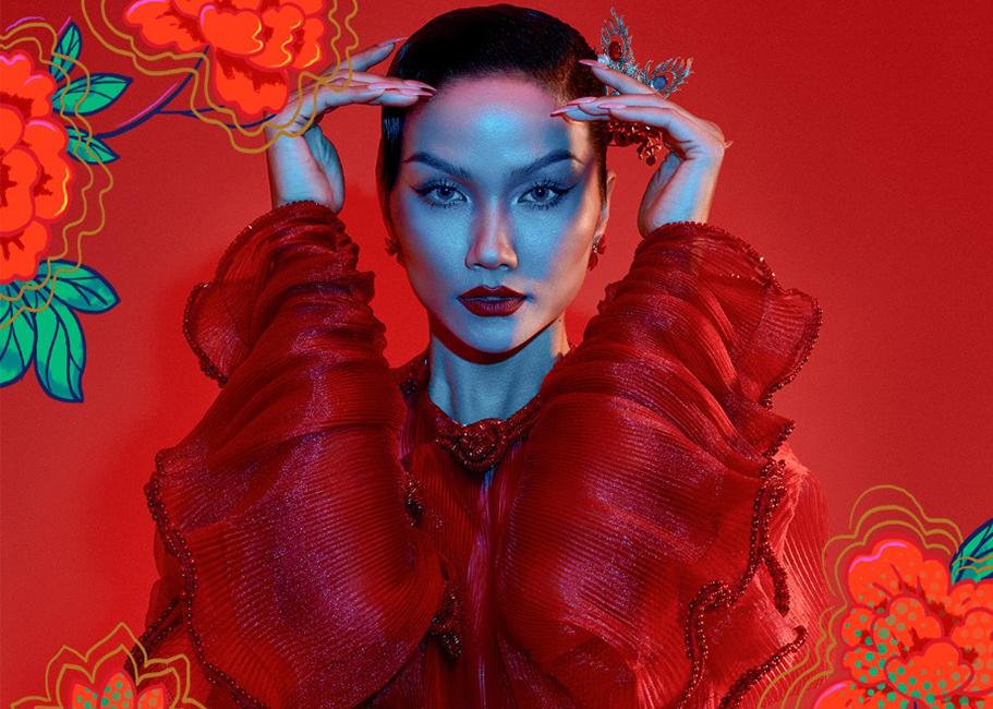 H'hen Niê mang tranh dân gian Đông Hồ vào bộ ảnh chào xuân