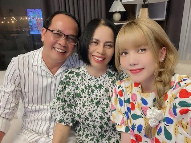 Không còn yêu Sơn Tùng, Thiều Bảo Trâm xuất hiện gây chú ý cùng gia đình