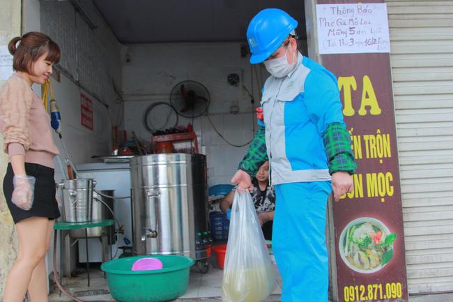 Mở hàng mới biết có lệnh giãn cách, quán phở đem nước dùng đi khắp phố cho